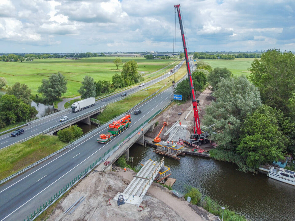 Fietsbrug Munnikesloot in aanbouw