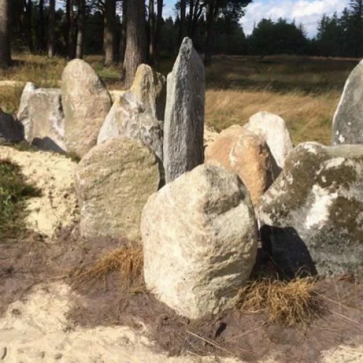 Het monument bij het onderduikershol foto RTV Drenthe Jeroen Kelderman 768x432 1 530x530